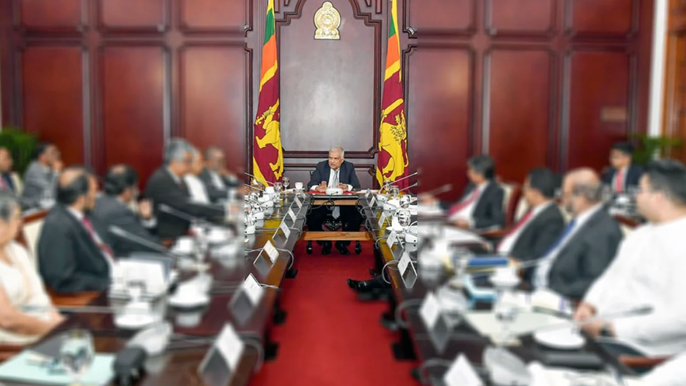 මුලින්ම තියන්නේ ජනාධිපතිවරණයයි. රනිල් දැනුම් දෙයි