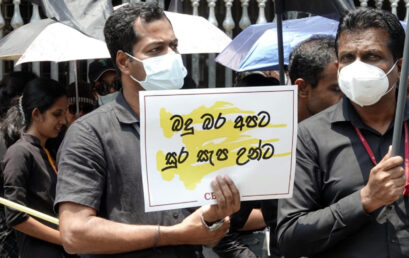 රජයේ සේවකයින්ට තැපෑලෙන් වදියි. රාජ්‍ය සේවක වැටුප් වැඩිවීම ලබා නොදීමට තීරණය කරයි